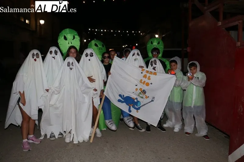 Arrancan las fiestas de Vilvestre con una animado desfile de las peñas / CORRAL