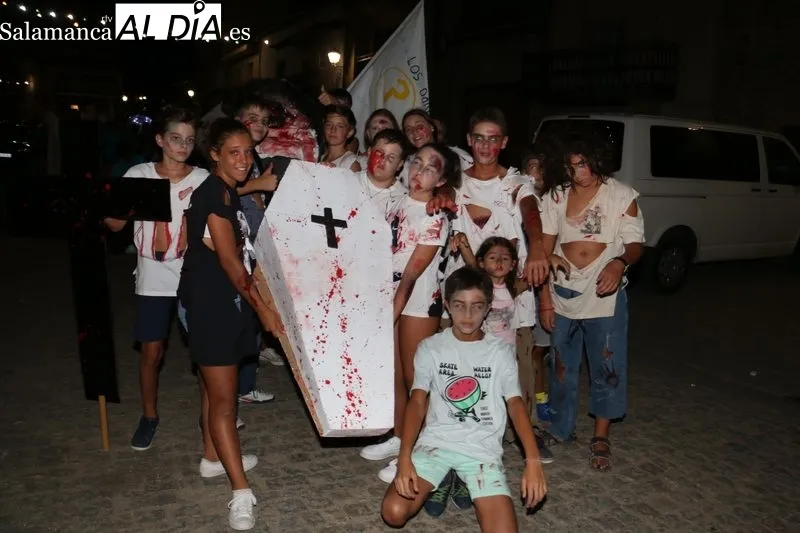 Arrancan las fiestas de Vilvestre con una animado desfile de las peñas / CORRAL