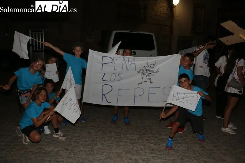 Arrancan las fiestas de Vilvestre con una animado desfile de las peñas / CORRAL