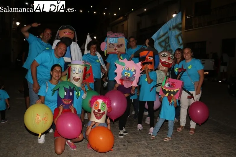 Arrancan las fiestas de Vilvestre con una animado desfile de las peñas / CORRAL