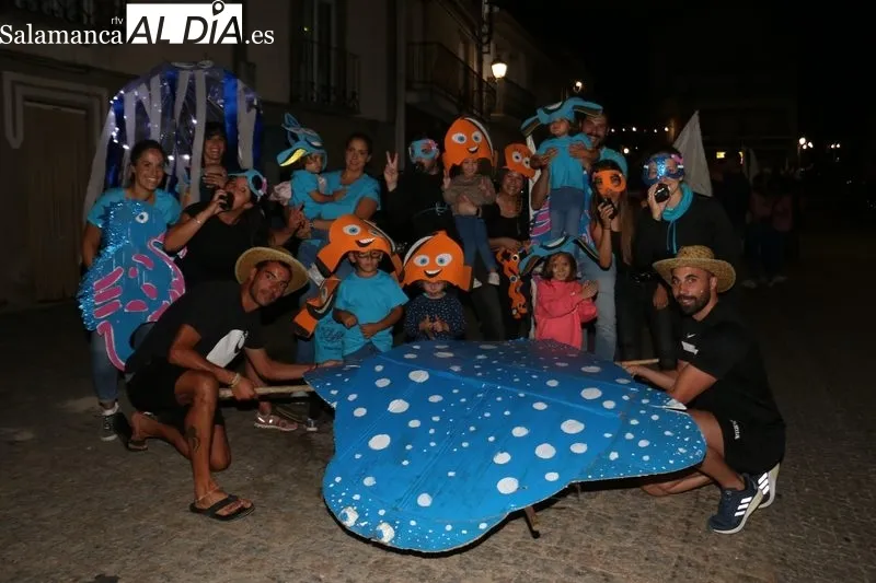 Arrancan las fiestas de Vilvestre con una animado desfile de las peñas / CORRAL