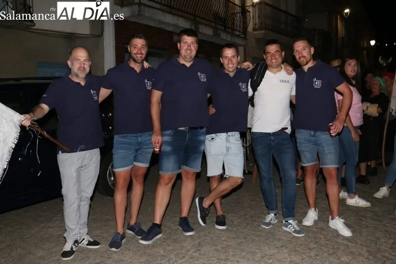 Arrancan las fiestas de Vilvestre con una animado desfile de las peñas / CORRAL