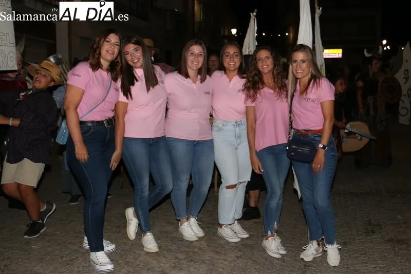 Arrancan las fiestas de Vilvestre con una animado desfile de las peñas / CORRAL