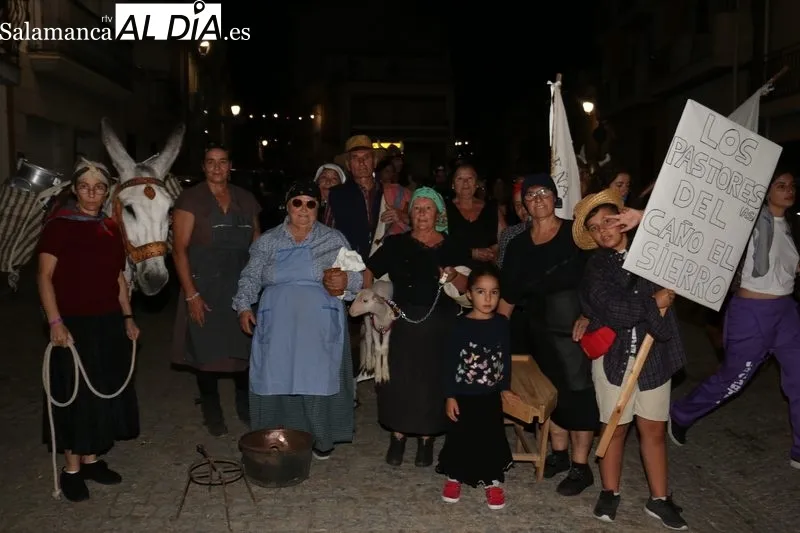 Arrancan las fiestas de Vilvestre con una animado desfile de las peñas / CORRAL