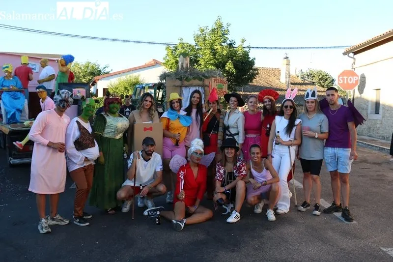 Divertido desfile de carrozas en las fiestas de Cipérez /  CORRAL