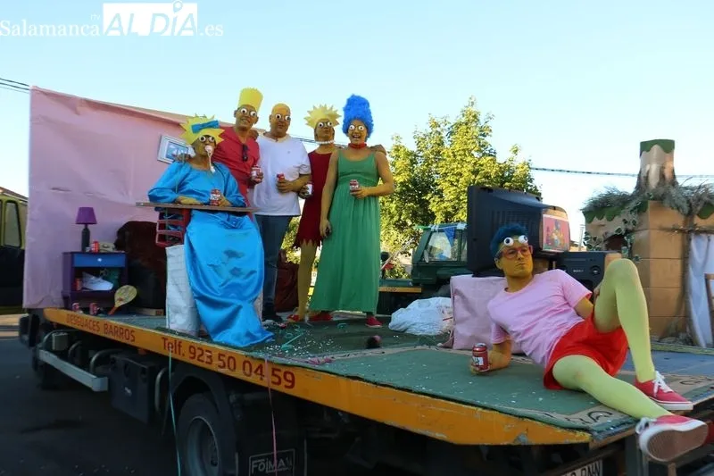Divertido desfile de carrozas en las fiestas de Cipérez /  CORRAL