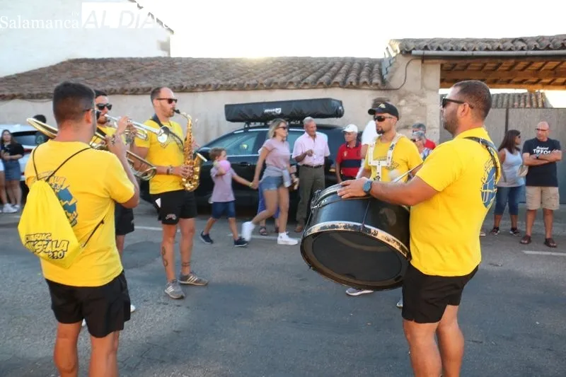 Divertido desfile de carrozas en las fiestas de Cipérez /  CORRAL