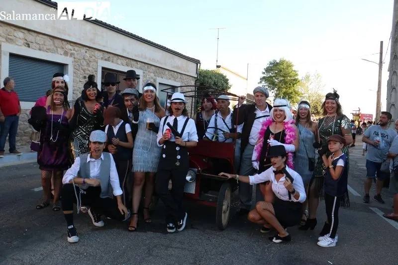 Divertido desfile de carrozas en las fiestas de Cipérez /  CORRAL