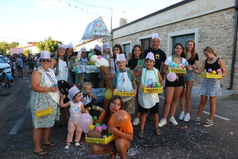 Divertido desfile de carrozas en las fiestas de Cipérez /  CORRAL