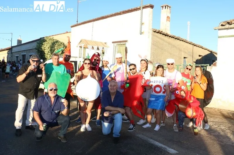 Divertido desfile de carrozas en las fiestas de Cipérez /  CORRAL