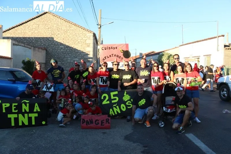 Divertido desfile de carrozas en las fiestas de Cipérez /  CORRAL