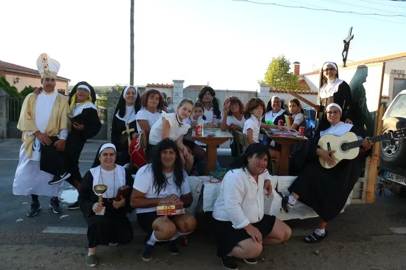 Divertido desfile de carrozas en las fiestas de Cipérez /  CORRAL