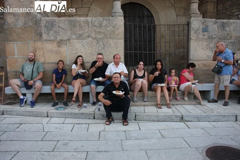 Los vecinos de Almendra disfrutaron de una agradable merienda-cena