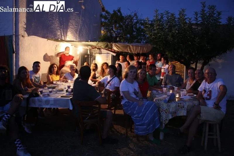 Los vecinos de Almendra disfrutaron de una agradable merienda-cena