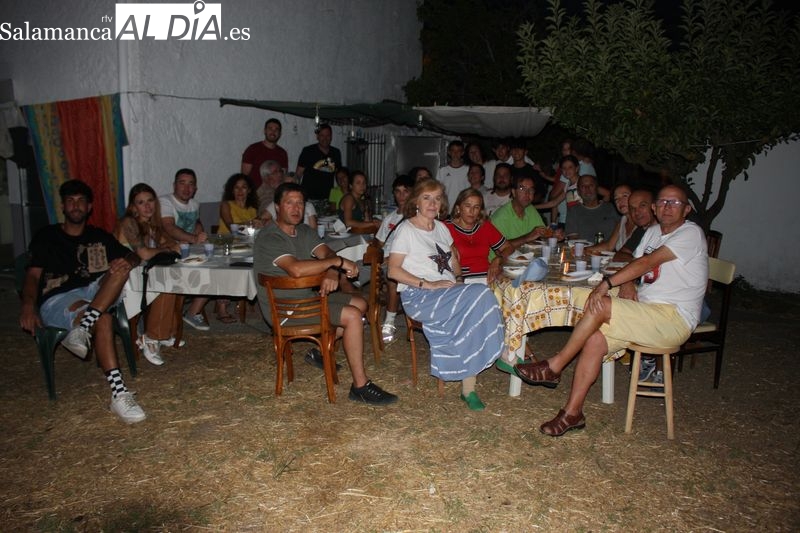 Los vecinos de Almendra disfrutaron de una agradable merienda-cena