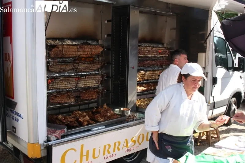 El calor no impidió que acudieran este domingo a Trabanca miles de personas 