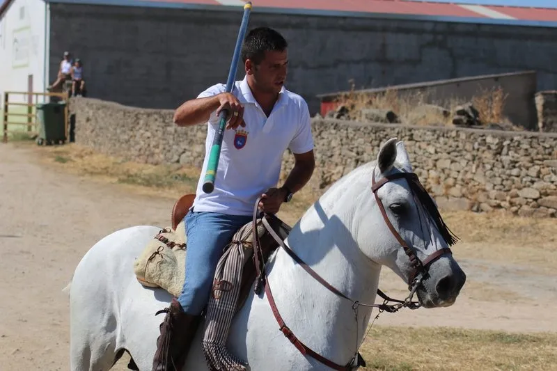 Foto 9 - Lumbrales despide las fiestas con un desigual encierro a caballo