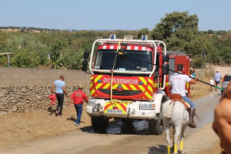 Foto 10 - Lumbrales despide las fiestas con un desigual encierro a caballo