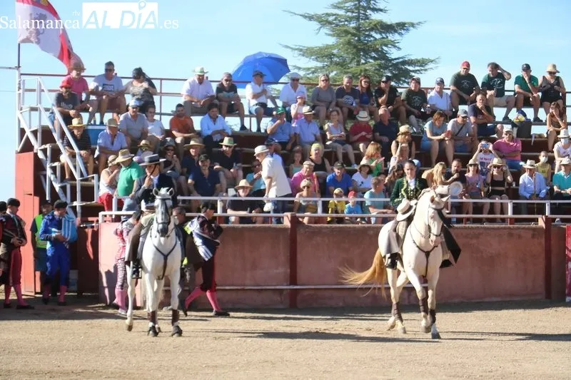 Festejo de rejones en Masueco con Rocío Arrogante y Sergio Pérez, y novillos del Capea  / CORRAL