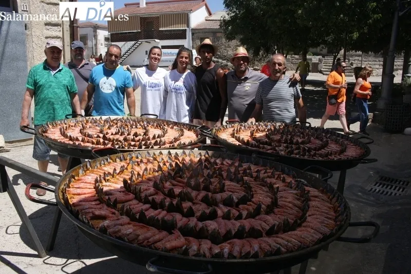 Los monlerienses daban cuenta este viernes de 650 raciones de eica paella acompañada de sandía y melón de postre