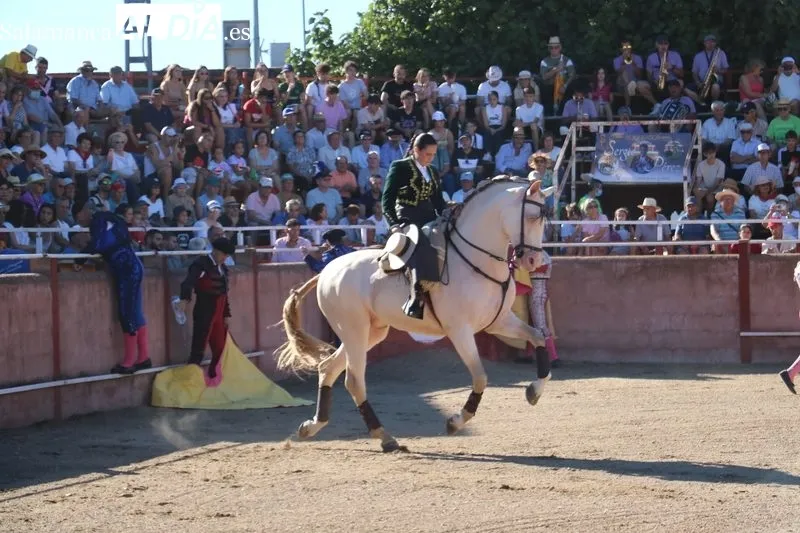 Festejo de rejones en Masueco con Rocío Arrogante y Sergio Pérez, y novillos del Capea  / CORRAL