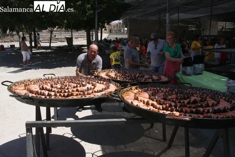 Los monlerienses daban cuenta este viernes de 650 raciones de eica paella acompañada de sandía y melón de postre