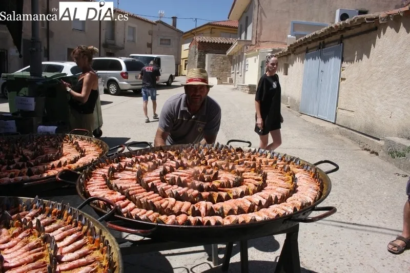 Los monlerienses daban cuenta este viernes de 650 raciones de eica paella acompañada de sandía y melón de postre