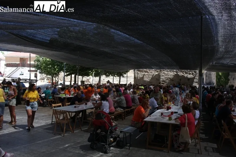 Los monlerienses daban cuenta este viernes de 650 raciones de eica paella acompañada de sandía y melón de postre