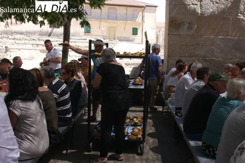 Los monlerienses daban cuenta este viernes de 650 raciones de eica paella acompañada de sandía y melón de postre