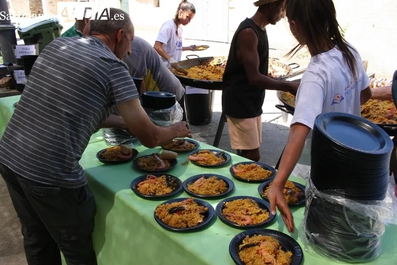 Los monlerienses daban cuenta este viernes de 650 raciones de eica paella acompañada de sandía y melón de postre