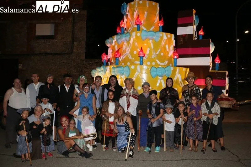 Gran desfile de carrozas en Aldeadávila de la Ribera con 9 representaciones y alguna de ellas con mucho trabajo detrás  / CORRAL  
