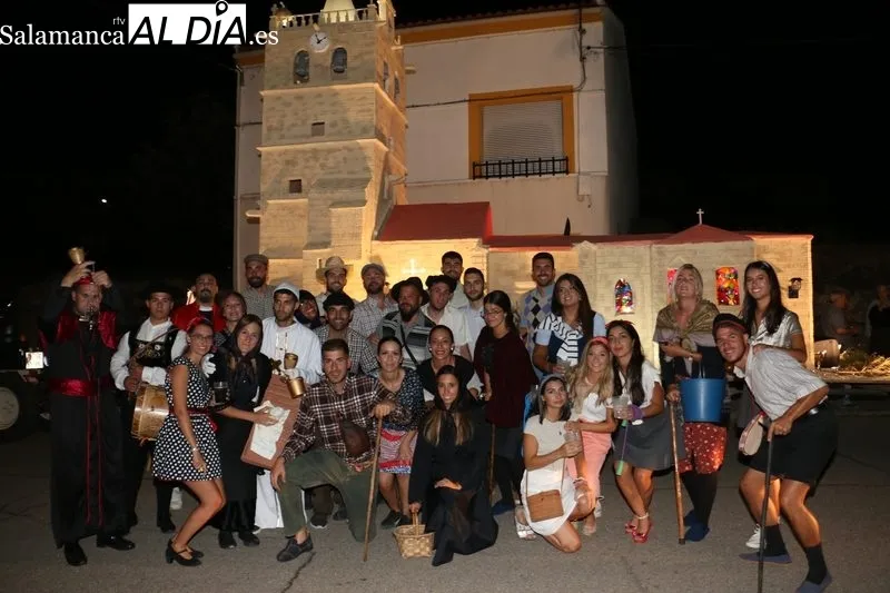Gran desfile de carrozas en Aldeadávila de la Ribera con 9 representaciones y alguna de ellas con mucho trabajo detrás  / CORRAL  