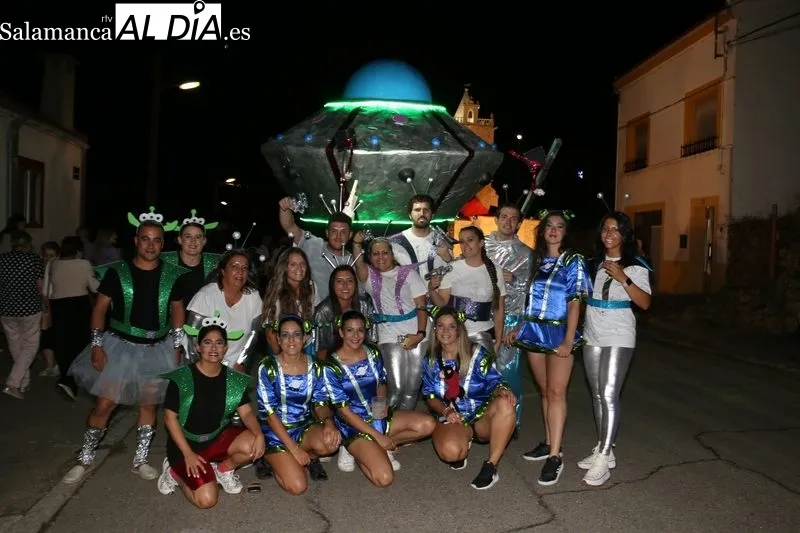 Gran desfile de carrozas en Aldeadávila de la Ribera con 9 representaciones y alguna de ellas con mucho trabajo detrás  / CORRAL  