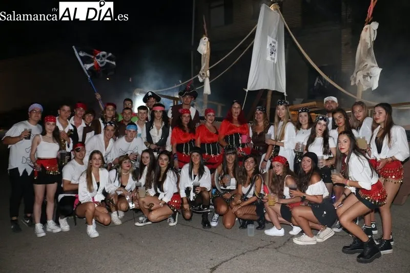 Gran desfile de carrozas en Aldeadávila de la Ribera con 9 representaciones y alguna de ellas con mucho trabajo detrás  / CORRAL  