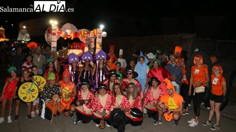 Gran desfile de carrozas en Aldeadávila de la Ribera con 9 representaciones y alguna de ellas con mucho trabajo detrás  / CORRAL  