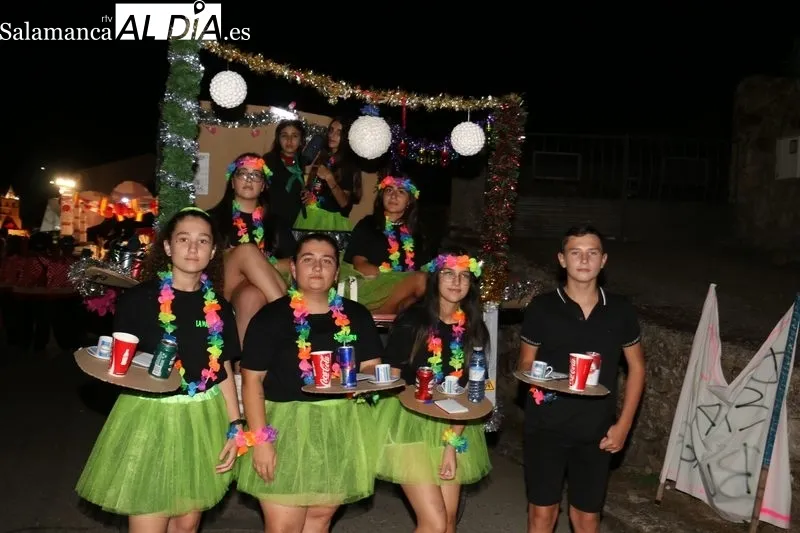 Gran desfile de carrozas en Aldeadávila de la Ribera con 9 representaciones y alguna de ellas con mucho trabajo detrás  / CORRAL  