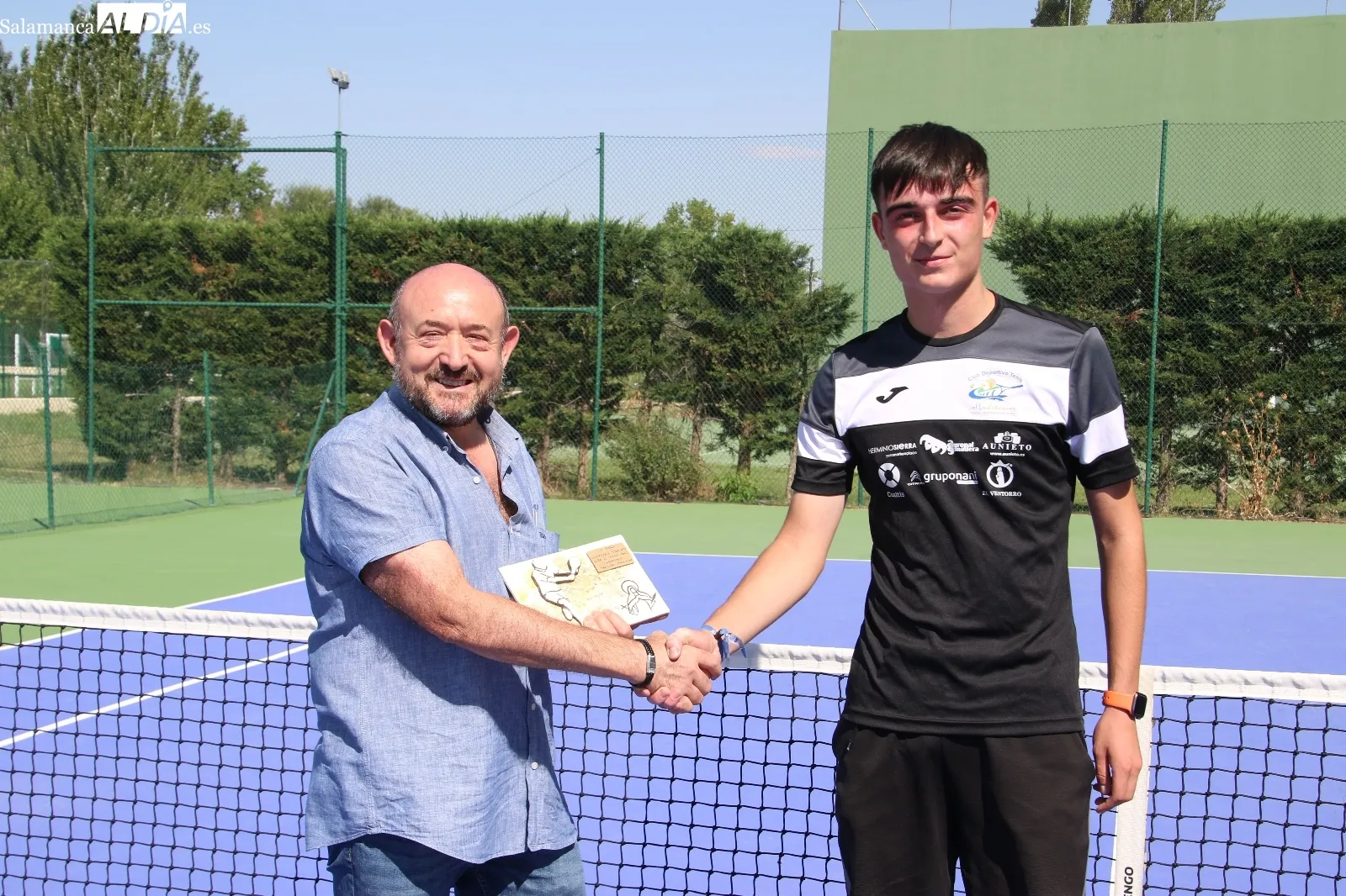 Foto 8 - &Oacute;scar Mart&iacute;n y Carla Hern&aacute;ndez, campeones del IV Torneo de Tenis &lsquo;Centenarios Teresianos 2002&rsquo;