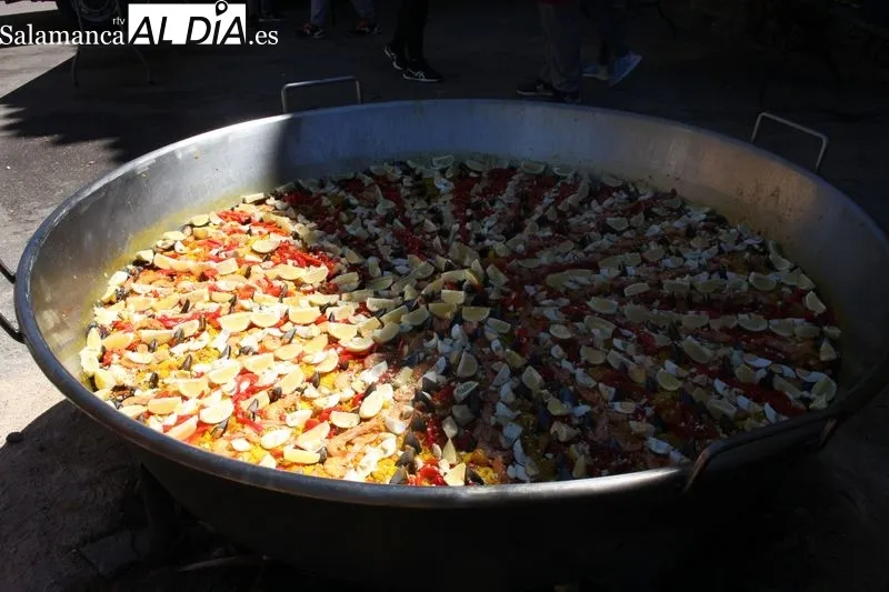Hasta 1.100 raciones de paella se repartieron este viernes en el inicio de las fiestas en Masueco / SILVESTRE