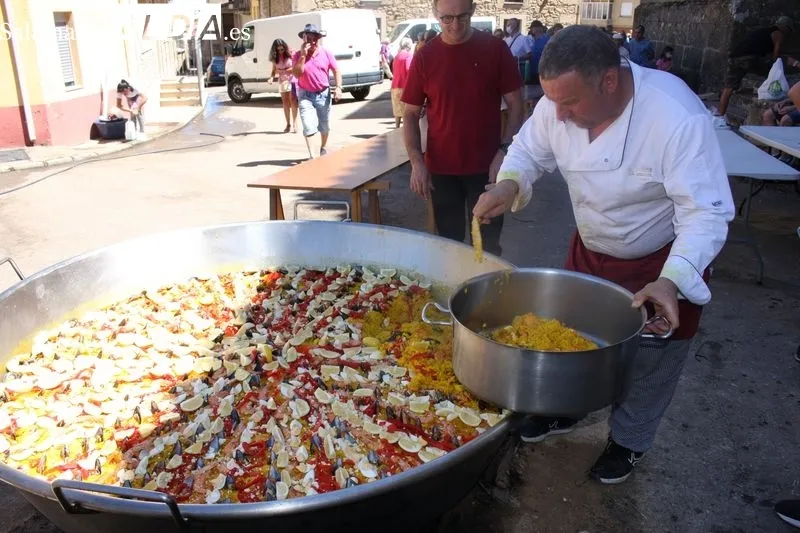 Hasta 1.100 raciones de paella se repartieron este viernes en el inicio de las fiestas en Masueco / SILVESTRE