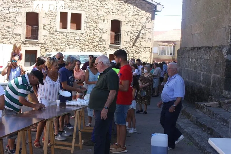 Hasta 1.100 raciones de paella se repartieron este viernes en el inicio de las fiestas en Masueco / SILVESTRE
