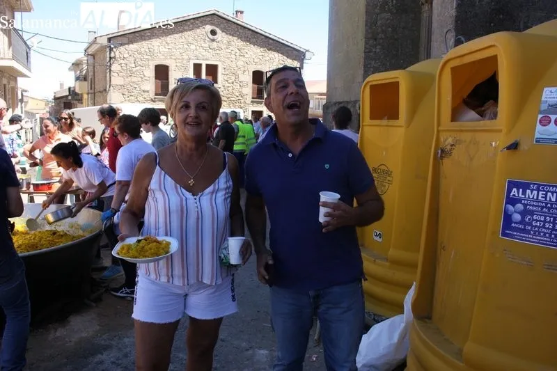 Hasta 1.100 raciones de paella se repartieron este viernes en el inicio de las fiestas en Masueco / SILVESTRE