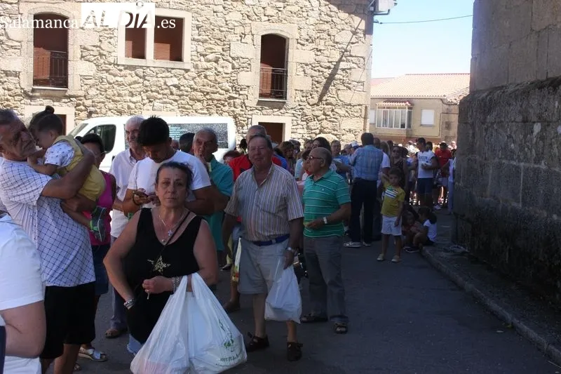 Hasta 1.100 raciones de paella se repartieron este viernes en el inicio de las fiestas en Masueco / SILVESTRE