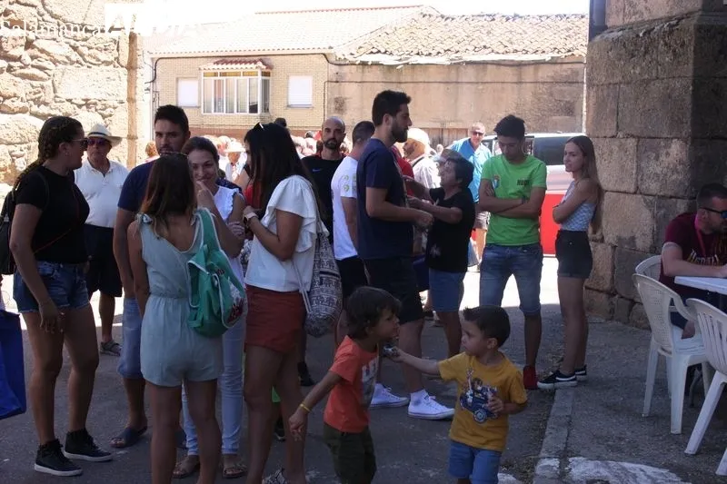 Hasta 1.100 raciones de paella se repartieron este viernes en el inicio de las fiestas en Masueco / SILVESTRE