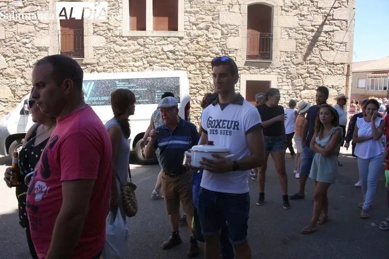 Hasta 1.100 raciones de paella se repartieron este viernes en el inicio de las fiestas en Masueco / SILVESTRE