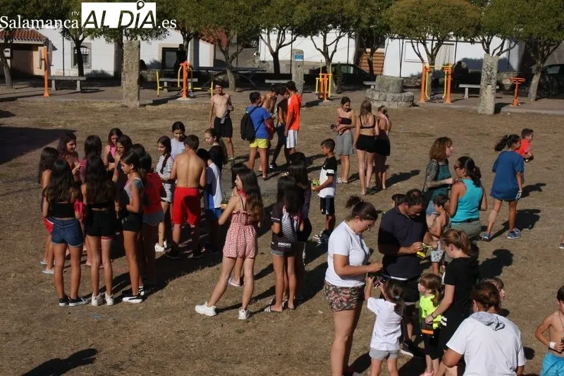 A los juegos infantiles de la mañana siguió el homenaje a los mayores y después el Color Party en la tarde 
