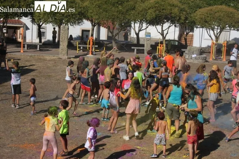 A los juegos infantiles de la mañana siguió el homenaje a los mayores y después el Color Party en la tarde 