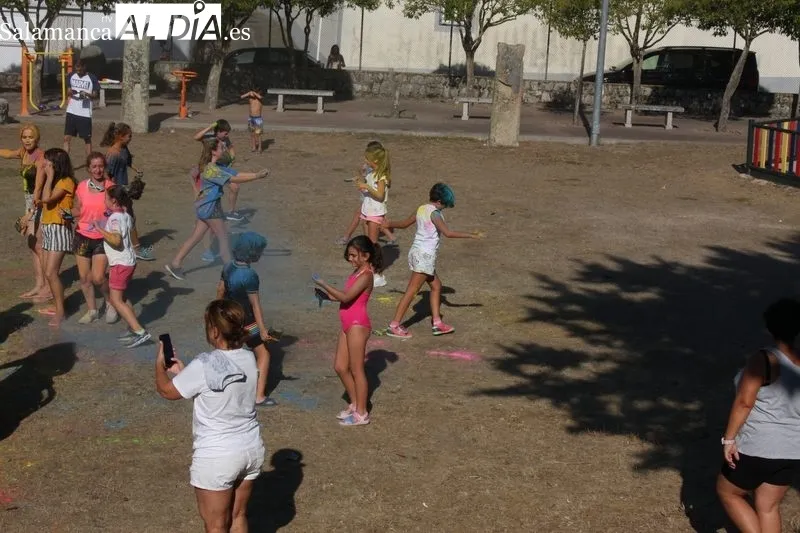 A los juegos infantiles de la mañana siguió el homenaje a los mayores y después el Color Party en la tarde 