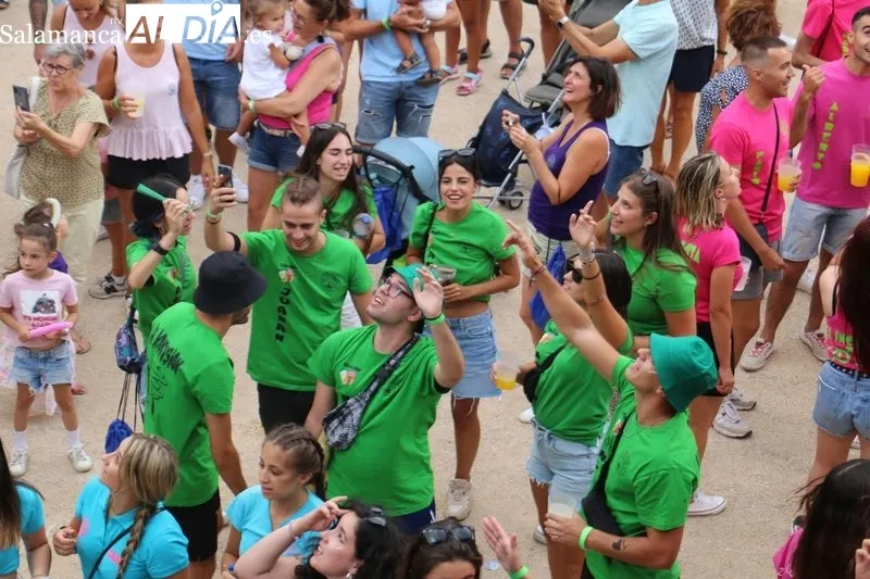 Las peñas llenan de color y alegría la Plaza de Villavieja de Yeltes durante el chupinazo de fiestas / CORRAL