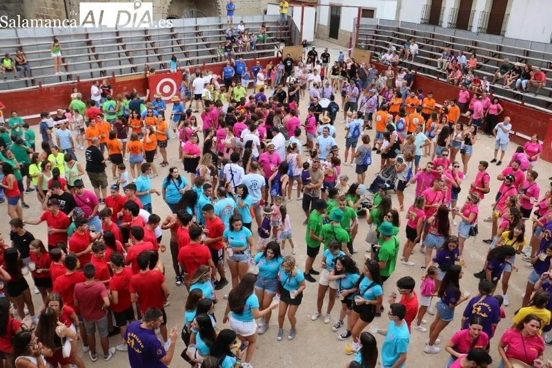 Las peñas llenan de color y alegría la Plaza de Villavieja de Yeltes durante el chupinazo de fiestas / CORRAL