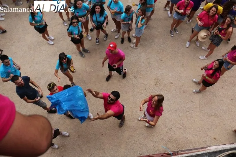 Las peñas llenan de color y alegría la Plaza de Villavieja de Yeltes durante el chupinazo de fiestas / CORRAL